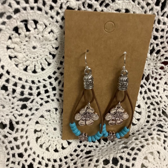 NWT silvertone /Aqua Earrings - Picture 4 of 7